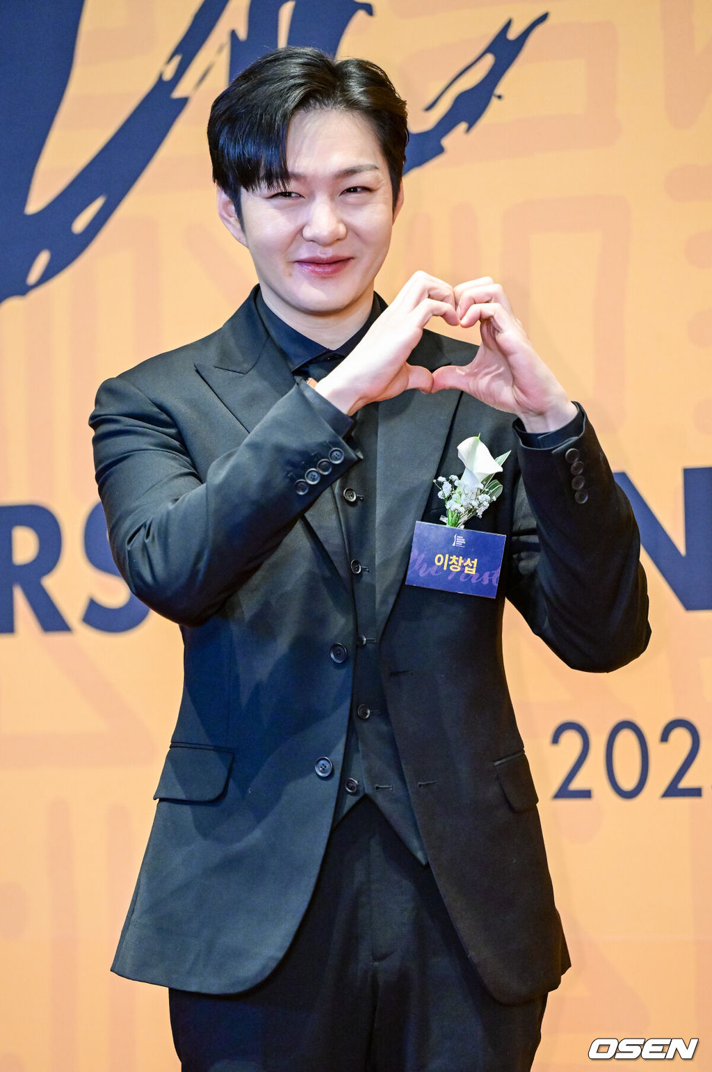 7일 오전 서울 장충동 신라호텔에서 ‘2025 대한민국 퍼스트브랜드 대상’ 시상식이 열렸다.이번 시상식은 매년 대규모 소비자 조사를 통해 한 해를 이끌어갈 브랜드를 선정한다. 가수 이창섭이 남성보컬/웹예능MC상을 수상한 뒤 포즈를 취하고 있다. 2025.01.07 / dreamer@osen.co.kr