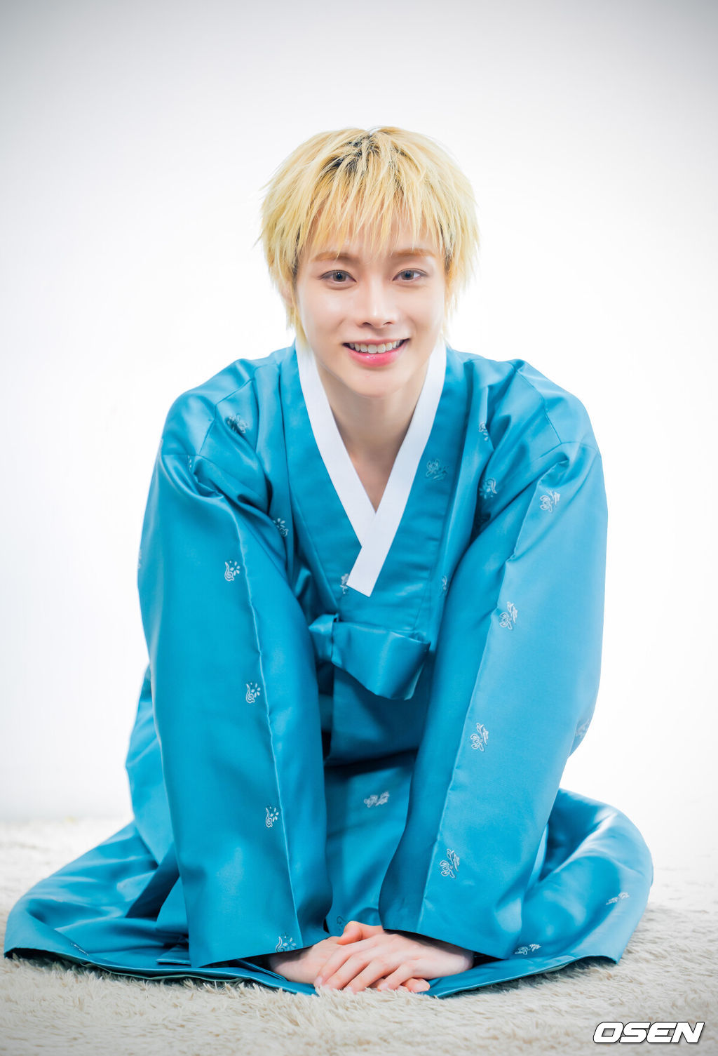 그룹 템페스트(TEMPEST) 멤버 한빈이 최근 서울 마포구 합정동 OSEN 사무실에서 인터뷰를 가졌다. 한빈은 최근 첫 번째 디지털 싱글 ‘No Fear(노 피어)’를 발매하며 솔로 활동을 시작했다. ‘노 피어’는 태양처럼 뜨겁고 거침없는 한빈의 에너지를 응축한 하이 에너지 댄스 팝 트랙이다. 숱한 두려움에도 불구하고 앞으로 나아가고자 하는 당찬 태도와 자신감을 담아 한빈 만의 긍정적인 에너지를 전했다. 템페스트 한빈이 카메라 앞에서 포즈를 취하고 있다. 2026.09.24 / rumi@osen.co.kr