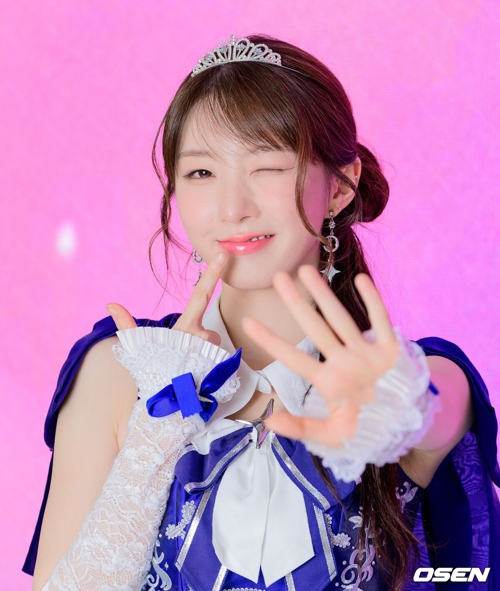 걸그룹 라잇썸(상아, 초원, 나영, 히나, 주현, 유정)이 22일 서울 성동구 큐브 엔터테인먼트 사옥에서 일본 데뷔 앨범 발매 인터뷰를 가졌다.라잇썸(LIGHTSUM)은 지난 16일 일본 데뷔 앨범 'Re:idol'의 타이틀곡 'どうして'(Doshite) 음원을 공개했다. 'どうして'(Doshite)는 좋아하는 사람의 말과 행동에 흔들리는 짝사랑의 설렘과 초조함을 사랑스럽게 풀어낸 곡이다.'Re:idol'에는 타이틀곡 'どうして'(Doshite)를 비롯해 'Fallin' World', 'Stop and Go', '夜を歩く君へ' 등 신곡 4곡과 지난 2024년 발매한 디지털 싱글 'POSE!'에 귀여운 매력을 더한 'POSE! (Kawaii ver.)'까지 총 5곡이 수록됐다.라잇썸 주현이 포즈를 취하고 있다. / jpnews@osen.co.kr