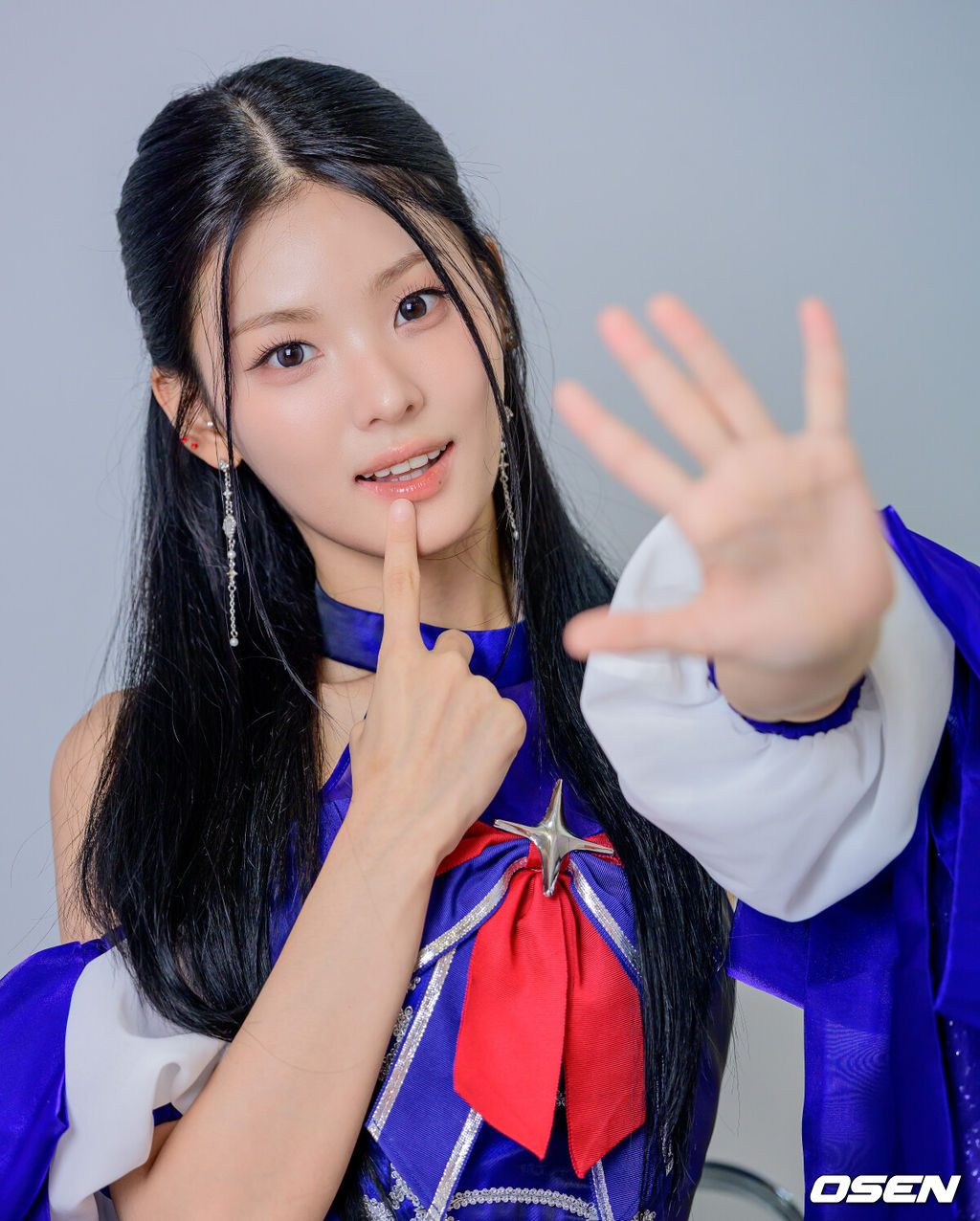 걸그룹 라잇썸(상아, 초원, 나영, 히나, 주현, 유정)이 22일 서울 성동구 큐브 엔터테인먼트 사옥에서 일본 데뷔 앨범 발매 인터뷰를 가졌다.라잇썸(LIGHTSUM)은 지난 16일 일본 데뷔 앨범 'Re:idol'의 타이틀곡 'どうして'(Doshite) 음원을 공개했다. 'どうして'(Doshite)는 좋아하는 사람의 말과 행동에 흔들리는 짝사랑의 설렘과 초조함을 사랑스럽게 풀어낸 곡이다.'Re:idol'에는 타이틀곡 'どうして'(Doshite)를 비롯해 'Fallin' World', 'Stop and Go', '夜を歩く君へ' 등 신곡 4곡과 지난 2024년 발매한 디지털 싱글 'POSE!'에 귀여운 매력을 더한 'POSE! (Kawaii ver.)'까지 총 5곡이 수록됐다.라잇썸 상아가 포즈를 취하고 있다. / jpnews@osen.co.kr