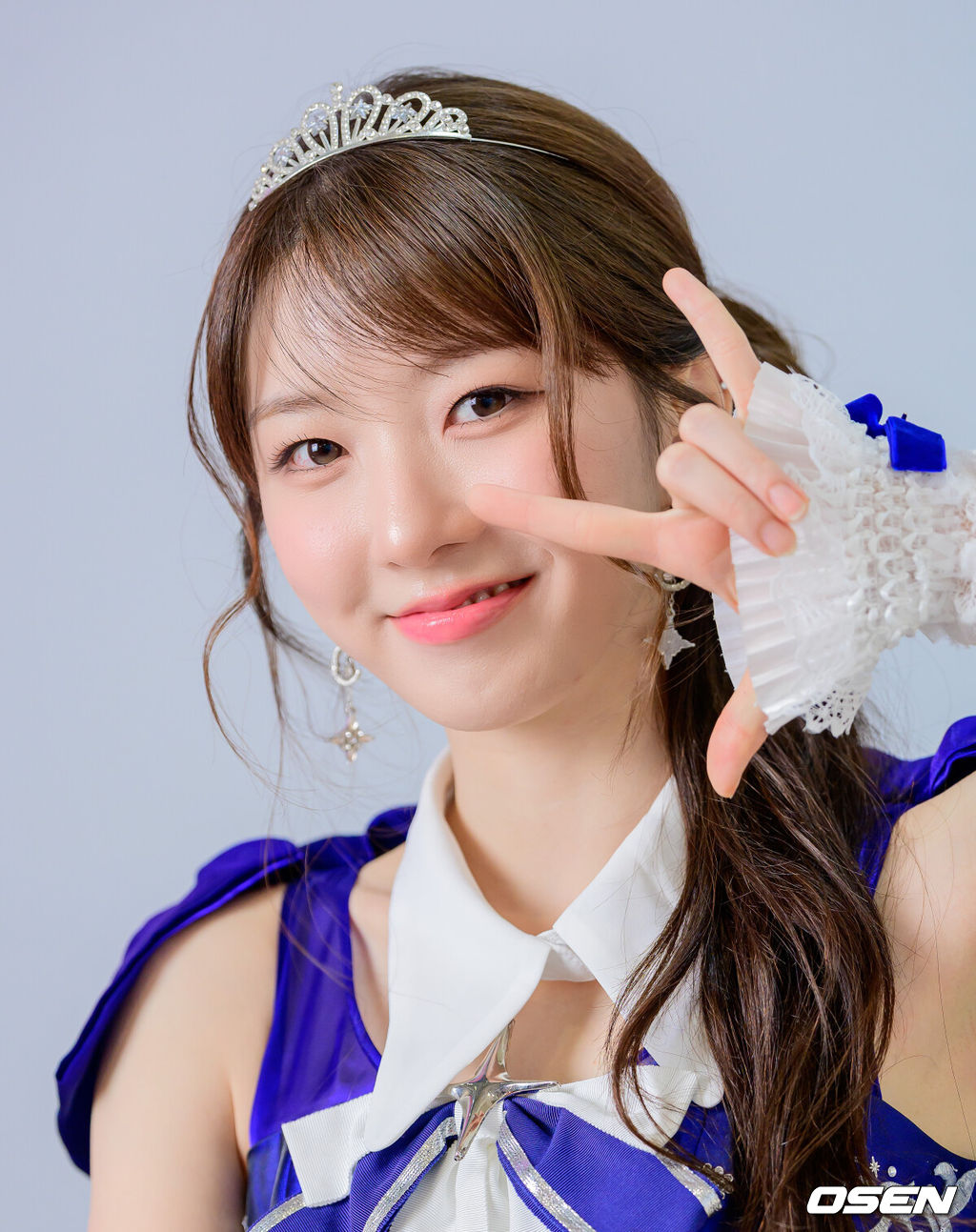 걸그룹 라잇썸(상아, 초원, 나영, 히나, 주현, 유정)이 22일 서울 성동구 큐브 엔터테인먼트 사옥에서 일본 데뷔 앨범 발매 인터뷰를 가졌다.라잇썸(LIGHTSUM)은 지난 16일 일본 데뷔 앨범 'Re:idol'의 타이틀곡 'どうして'(Doshite) 음원을 공개했다. 'どうして'(Doshite)는 좋아하는 사람의 말과 행동에 흔들리는 짝사랑의 설렘과 초조함을 사랑스럽게 풀어낸 곡이다.'Re:idol'에는 타이틀곡 'どうして'(Doshite)를 비롯해 'Fallin' World', 'Stop and Go', '夜を歩く君へ' 등 신곡 4곡과 지난 2024년 발매한 디지털 싱글 'POSE!'에 귀여운 매력을 더한 'POSE! (Kawaii ver.)'까지 총 5곡이 수록됐다.라잇썸 주현이 포즈를 취하고 있다. / jpnews@osen.co.kr