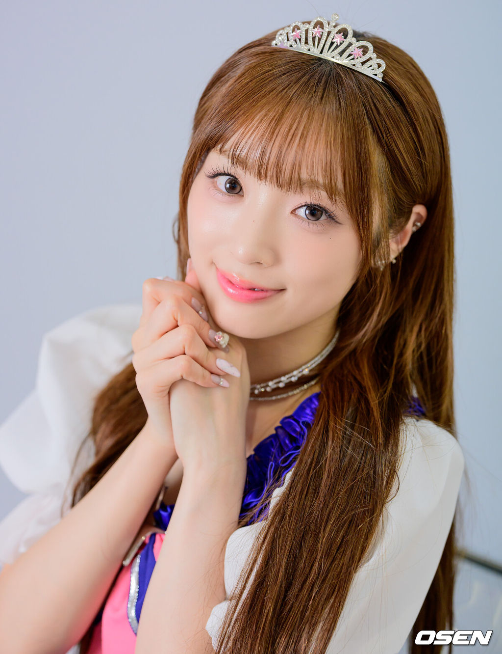 걸그룹 라잇썸(상아, 초원, 나영, 히나, 주현, 유정)이 22일 서울 성동구 큐브 엔터테인먼트 사옥에서 일본 데뷔 앨범 발매 인터뷰를 가졌다.올해 데뷔 5주년을 맞은 라잇썸(LIGHTSUM)이 일본 데뷔에 나서며 2년 만에 완전체로 돌아온다. 지난 16일 짝사랑의 설렘을 담은 타이틀곡 'どうして(Doshite)'를 선공개한 라잇썸은 다큐멘터리 'Re:Idol'로 2년 만의 치열한 도전기를 보여줬으며, 23일 미니 앨범을 정식 발매하고 주요 도시 프로모션과 대규모 페스티벌 무대에 오르는 등 본격적인 글로벌 행보에 박차를 가할 예정이다.라잇썸 히나가 포토타임을 하고 있다. 2026.09.22 / jpnews@osen.co.kr