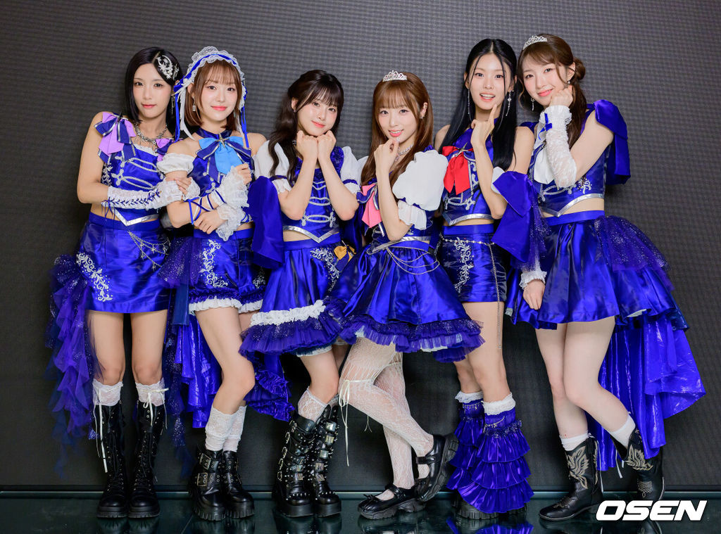 걸그룹 라잇썸(상아, 초원, 나영, 히나, 주현, 유정)이 22일 서울 성동구 큐브 엔터테인먼트 사옥에서 일본 데뷔 앨범 발매 인터뷰를 가졌다.올해 데뷔 5주년을 맞은 라잇썸(LIGHTSUM)이 일본 데뷔에 나서며 2년 만에 완전체로 돌아온다. 지난 16일 짝사랑의 설렘을 담은 타이틀곡 'どうして(Doshite)'를 선공개한 라잇썸은 다큐멘터리 'Re:Idol'로 2년 만의 치열한 도전기를 보여줬으며, 23일 미니 앨범을 정식 발매하고 주요 도시 프로모션과 대규모 페스티벌 무대에 오르는 등 본격적인 글로벌 행보에 박차를 가할 예정이다.라잇썸이 포즈를 취하고 있다. / jpnews@osen.co.kr
