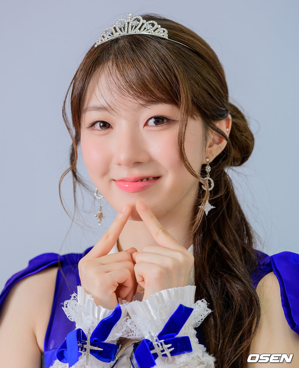 걸그룹 라잇썸(상아, 초원, 나영, 히나, 주현, 유정)이 22일 서울 성동구 큐브 엔터테인먼트 사옥에서 일본 데뷔 앨범 발매 인터뷰를 가졌다.라잇썸(LIGHTSUM)은 지난 16일 일본 데뷔 앨범 'Re:idol'의 타이틀곡 'どうして'(Doshite) 음원을 공개했다. 'どうして'(Doshite)는 좋아하는 사람의 말과 행동에 흔들리는 짝사랑의 설렘과 초조함을 사랑스럽게 풀어낸 곡이다.'Re:idol'에는 타이틀곡 'どうして'(Doshite)를 비롯해 'Fallin' World', 'Stop and Go', '夜を歩く君へ' 등 신곡 4곡과 지난 2024년 발매한 디지털 싱글 'POSE!'에 귀여운 매력을 더한 'POSE! (Kawaii ver.)'까지 총 5곡이 수록됐다.라잇썸 주현이 포즈를 취하고 있다. / jpnews@osen.co.kr