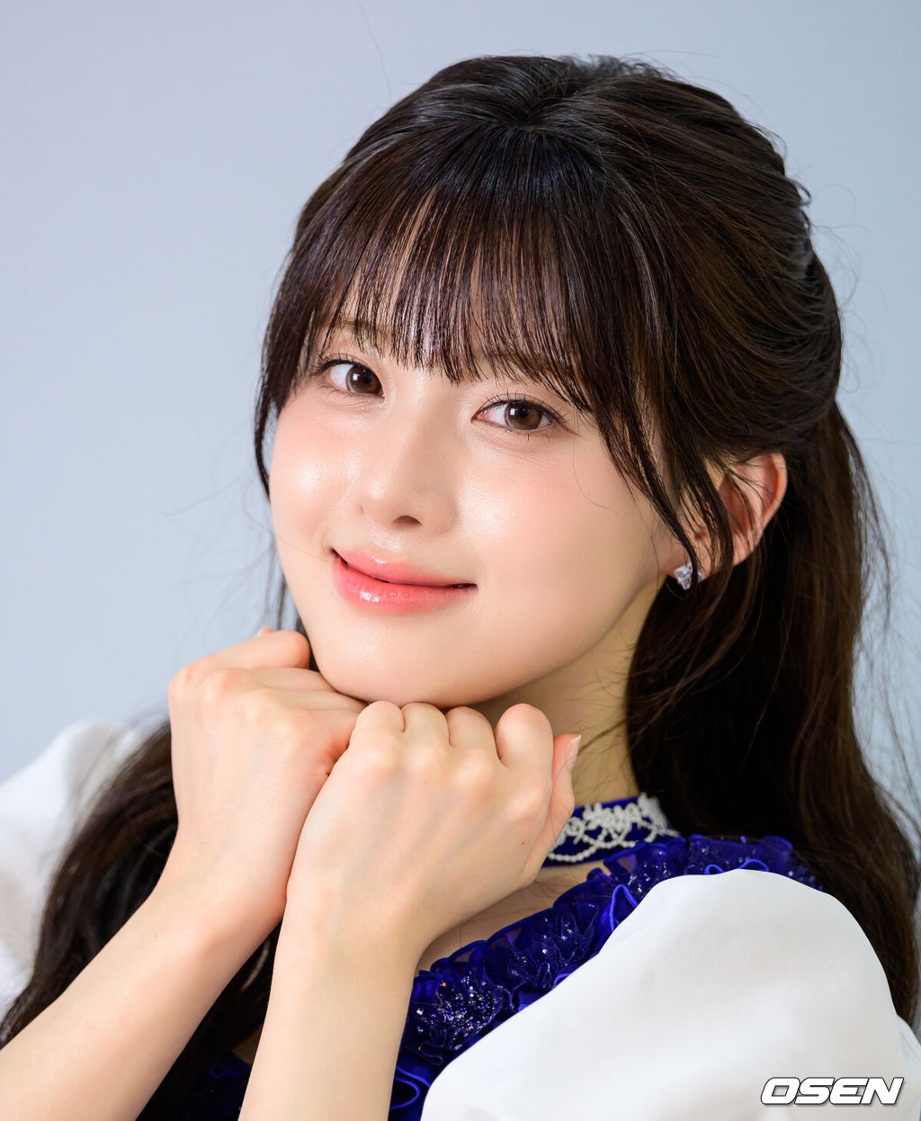 걸그룹 라잇썸(상아, 초원, 나영, 히나, 주현, 유정)이 22일 서울 성동구 큐브 엔터테인먼트 사옥에서 일본 데뷔 앨범 발매 인터뷰를 가졌다.라잇썸(LIGHTSUM)은 지난 16일 일본 데뷔 앨범 'Re:idol'의 타이틀곡 'どうして'(Doshite) 음원을 공개했다. 'どうして'(Doshite)는 좋아하는 사람의 말과 행동에 흔들리는 짝사랑의 설렘과 초조함을 사랑스럽게 풀어낸 곡이다.'Re:idol'에는 타이틀곡 'どうして'(Doshite)를 비롯해 'Fallin' World', 'Stop and Go', '夜を歩く君へ' 등 신곡 4곡과 지난 2024년 발매한 디지털 싱글 'POSE!'에 귀여운 매력을 더한 'POSE! (Kawaii ver.)'까지 총 5곡이 수록됐다.라잇썸 나영이 포즈를 취하고 있다. / jpnews@osen.co.kr