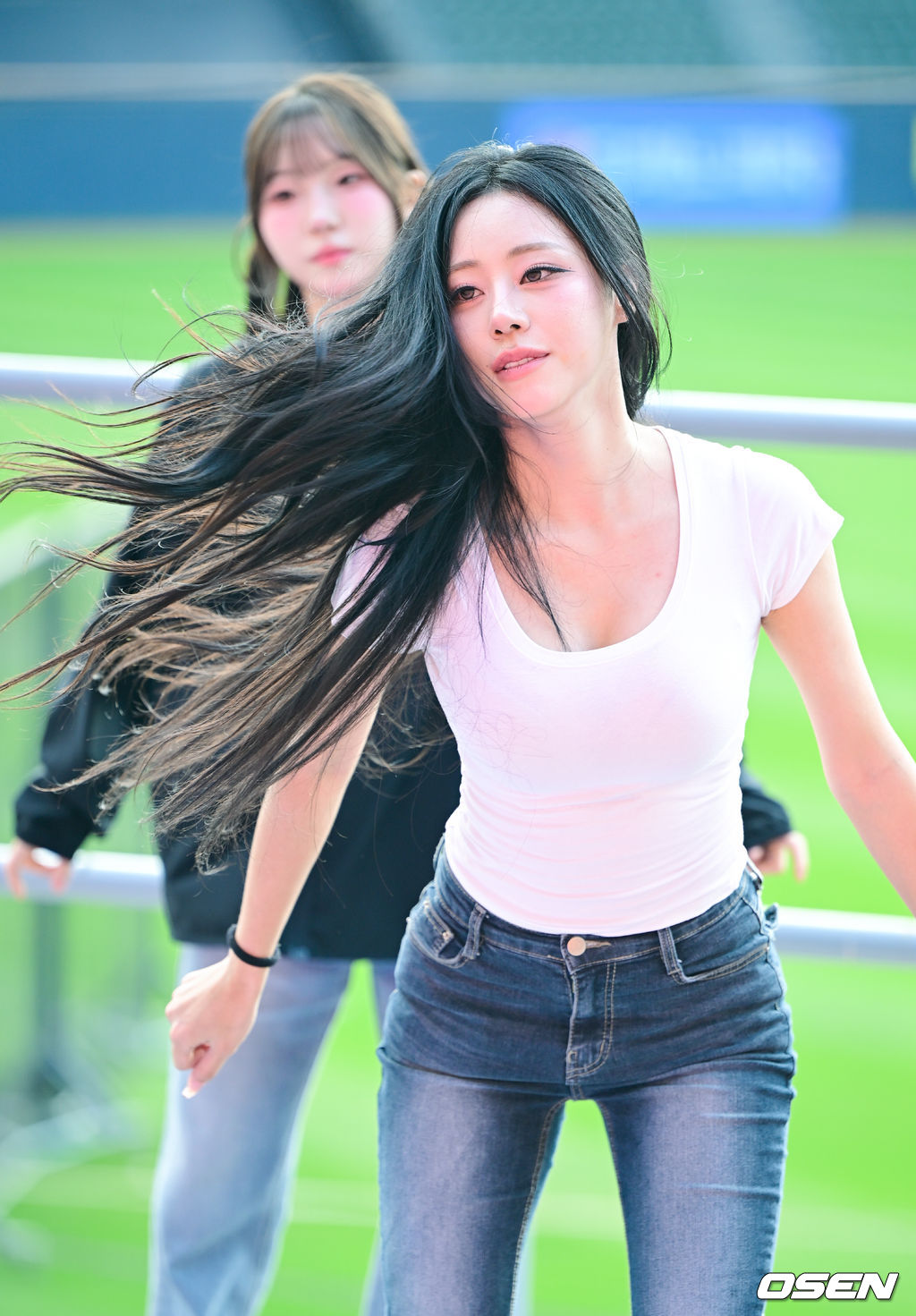 미모 흩날리며 리허설 펼치는 김민서 치어리더