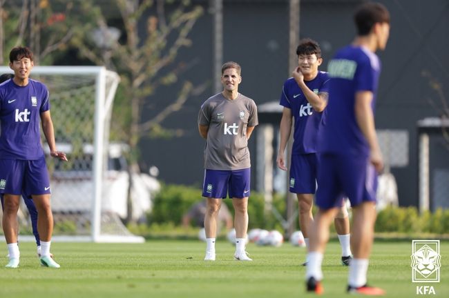 [사진] 모레노 감독 / 축구협회