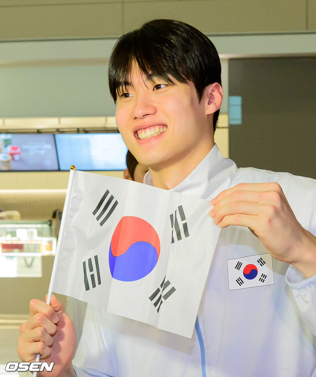 2026 아이치-나고야 아시안게임 대한민국 경영 국가대표팀이 17일 오전 인천국제공항을 통해 일본으로 출국했다.아이치-나고야 아시안게임은 19일부터 10월 4일까지 일본 아이치현과 나고야시 일원에서 열린다. 대한민국은 41개 종목에 1,052명의 선수단을 파견한다. 경영국가대표팀 황선우가 태극기를 흔들고 있다. 2026.09.17 / jpnews@osen.co.kr