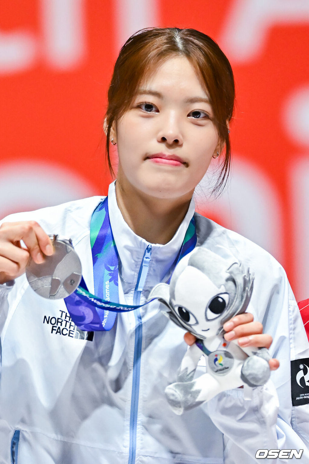한국 펜싱 여자 플뢰레 박지희가 생애 첫 아시안게임에서 은메달을 목에 걸었다.박지희는 23일 일본 아이치현 도코나메 아이치 스카이 엑스포서 열린 2026 아이치·나고야 AG 펜싱 여자 플뢰레 개인전 결승에서 우에노 유카(일본)에게 4-15로 졌다.시상식에서 박지희가 포즈를 취하고 있다. 2026.09.23 / soul1014@osen.co.kr