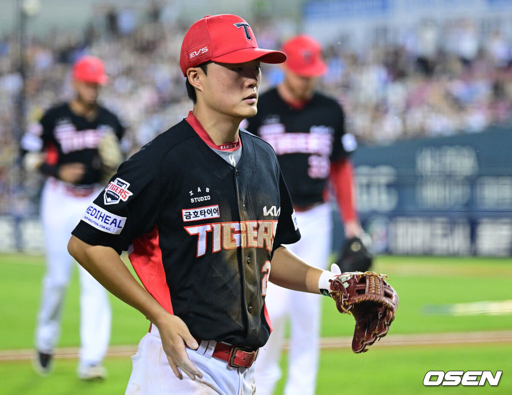 23일 서울 잠실야구장에서 ‘2026 신한 SOL Bank KBO리그’ 두산 베어스와 KIA 타이거즈의 경기가 열렸다.홈팀 두산은 잭로그, 방문팀 KIA는 애덤 올러를 선발로 내세웠다.2회말 1사 1, 2루 상황 두산 박찬호의 타구를 병살로 이끈 KIA 유격수 박민이 더그아웃으로 향하고 있다. 2026.09.23 / dreamer@osen.co.kr