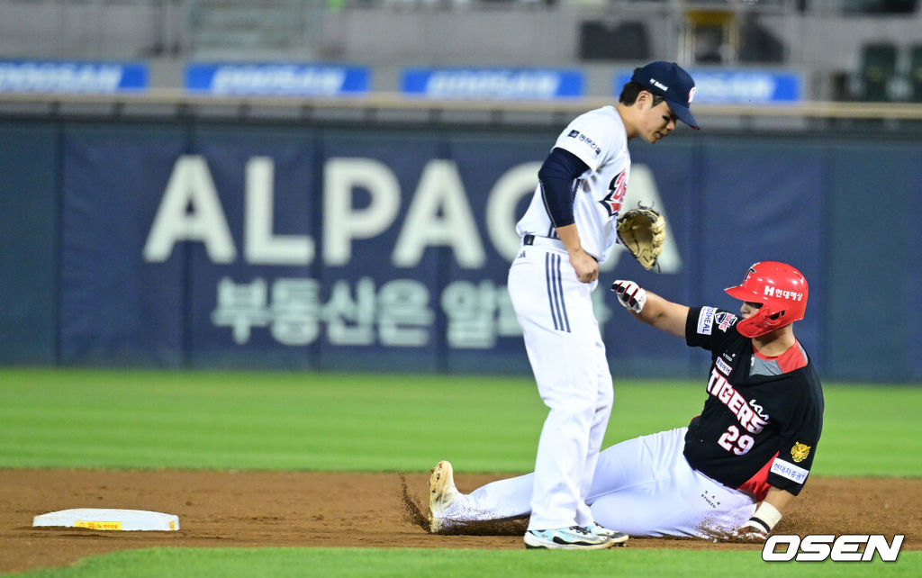 23일 서울 잠실야구장에서 ‘2026 신한 SOL Bank KBO리그’ 두산 베어스와 KIA 타이거즈의 경기가 열렸다.홈팀 두산은 잭로그, 방문팀 KIA는 애덤 올러를 선발로 내세웠다.2회초 1사 1루 상황 KIA 김민규 타석 때 주자 변우혁이 2루 도루에 성공하고 있다. 2026.09.23 / dreamer@osen.co.kr
