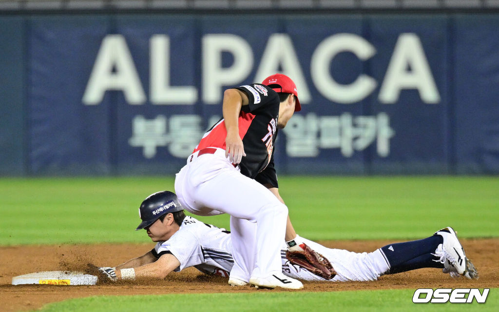 23일 서울 잠실야구장에서 ‘2026 신한 SOL Bank KBO리그’ 두산 베어스와 KIA 타이거즈의 경기가 열렸다.홈팀 두산은 잭로그, 방문팀 KIA는 애덤 올러를 선발로 내세웠다.5회말 2사 1루 상황 두산 안재석 타석 때 주자 정수빈이 2루 도루에 성공하고 있다. 2026.09.23 / dreamer@osen.co.kr