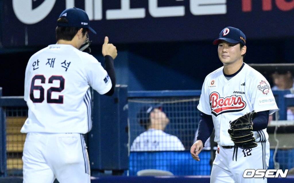 23일 서울 잠실야구장에서 ‘2026 신한 SOL Bank KBO리그’ 두산 베어스와 KIA 타이거즈의 경기가 열렸다.홈팀 두산은 잭로그, 방문팀 KIA는 애덤 올러를 선발로 내세웠다.8회초 KIA 공격을 삼자범퇴로 막아낸 두산 투수 타카다가 더그아웃으로 향하며 3루수 안재석과 인사를 나누고 있다. 2026.09.23 / dreamer@osen.co.kr