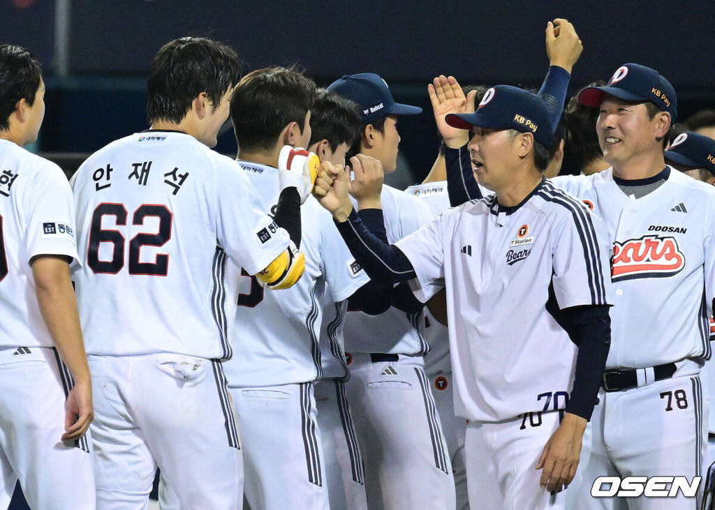 23일 서울 잠실야구장에서 ‘2026 신한 SOL Bank KBO리그’ 두산 베어스와 KIA 타이거즈의 경기가 열렸다.이날 경기는 9회말 2사 2루 상황 두산 안재석이 끝내기 안타를 치며 홈팀 두산이 3-2 짜릿한 승리를 거뒀다.9회말 2사 2루 상황 두산 안재석이 끝내기 안타를 날린 뒤 김원형 감독과 인사를 나누고 있다. 2026.09.23 / dreamer@osen.co.kr