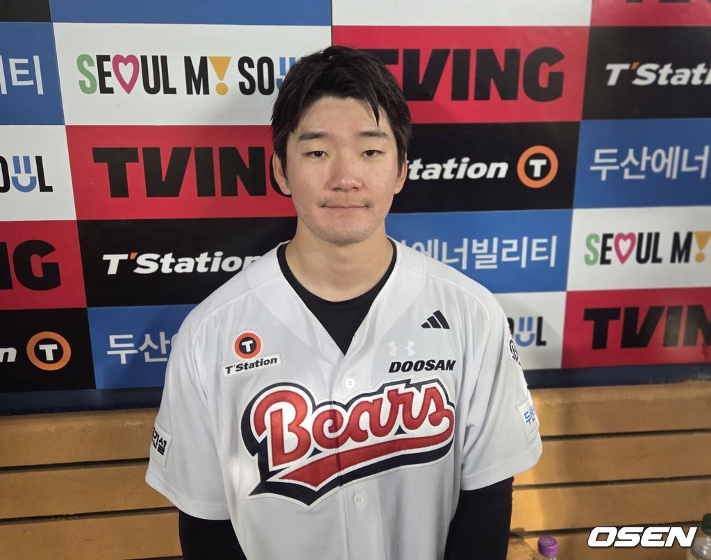 프로야구 두산 베어스의 안재석이 23일 잠실구장에서 열린 KIA 타이거즈와 경기에서 9회말 끝내기 안타를 때려, 3-2 짜릿한 승리를 거뒀다. 경기 후 안재석이 취재진과 인터뷰를 하고 있다. /orange@osen.co.kr