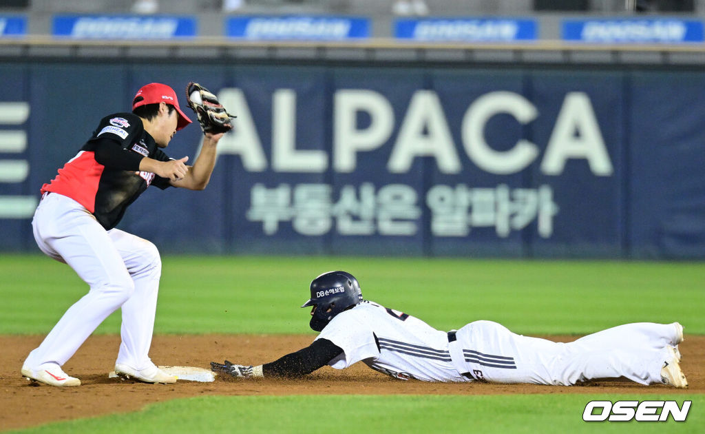 23일 서울 잠실야구장에서 ‘2026 신한 SOL Bank KBO리그’ 두산 베어스와 KIA 타이거즈의 경기가 열렸다.홈팀 두산은 잭로그, 방문팀 KIA는 애덤 올러를 선발로 내세웠다.9회말 2사 1루 상황 두산 안재석 타석 때 주자 강승호가 2루 도루에 성공하고 있다. 2026.09.23 / dreamer@osen.co.kr