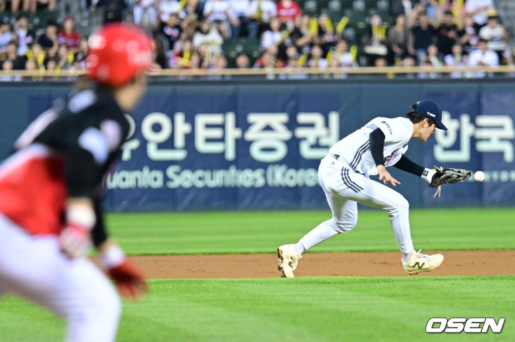 23일 서울 잠실야구장에서 ‘2026 신한 SOL Bank KBO리그’ 두산 베어스와 KIA 타이거즈의 경기가 열렸다.홈팀 두산은 잭로그, 방문팀 KIA는 애덤 올러를 선발로 내세웠다.1회초 1사 3루 상황 KIA 김선빈의 내야 땅볼 때 두산 3루수 안재석이 포구 실책을 범하고 있다. 2026.09.23 / dreamer@osen.co.kr