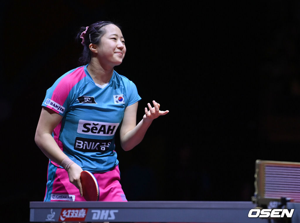 신유빈이 22일(현지시간) 카타르 도하 루사일 아레나에서 열린 2025 국제탁구연맹(ITTF) 세계선수권대회 여자단식 16강 중국 쑨잉사와 경기에서 실점 후 아쉬워하고 있다. 2025. 5. 22.  사진공동취재단 