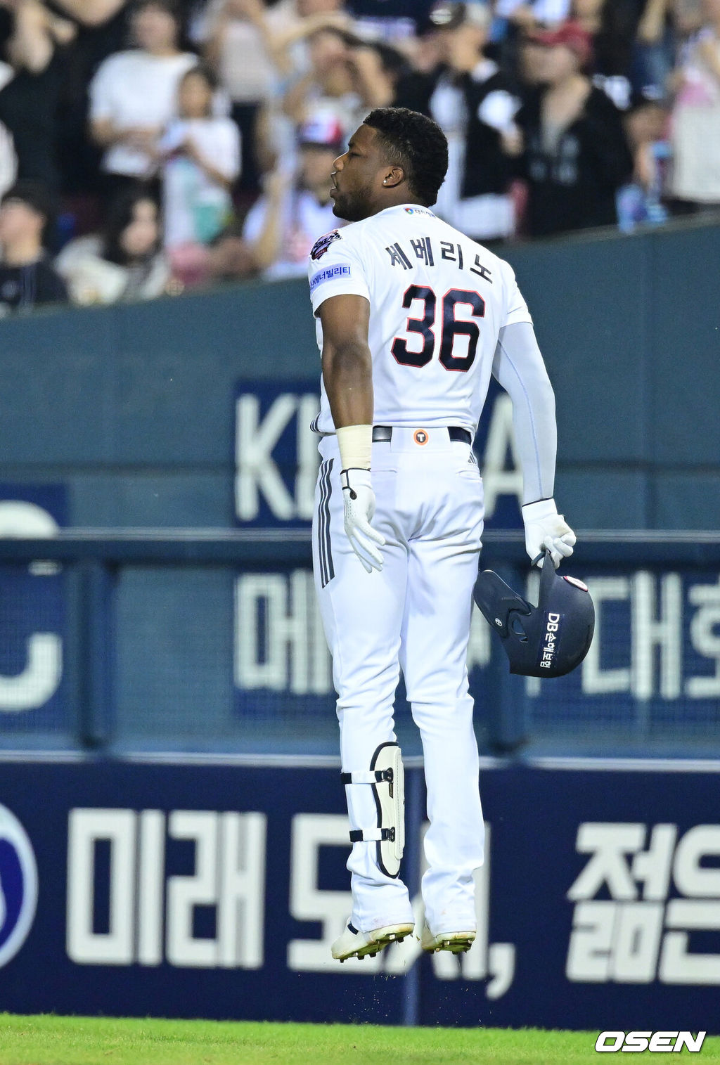 23일 서울 잠실야구장에서 ‘2026 신한 SOL Bank KBO리그’ 두산 베어스와 KIA 타이거즈의 경기가 열렸다.홈팀 두산은 잭로그, 방문팀 KIA는 애덤 올러를 선발로 내세웠다.8회말 1사 1, 2루 상황 두산 세베리노가 좌익수 뜬공으로 물러나며 아쉬워하고 있다. 2026.09.23 / dreamer@osen.co.kr