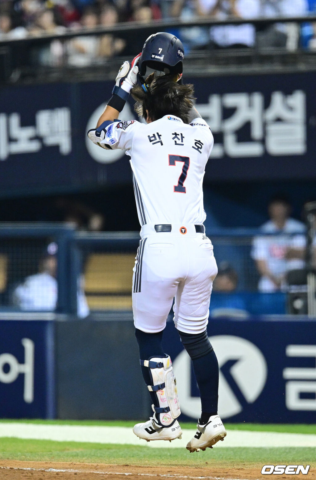23일 서울 잠실야구장에서 ‘2026 신한 SOL Bank KBO리그’ 두산 베어스와 KIA 타이거즈의 경기가 열렸다.홈팀 두산은 잭로그, 방문팀 KIA는 애덤 올러를 선발로 내세웠다.8회말 2사 만루 상황 두산 박찬호가 친 타구가 KIA 유격수 김규성의 호수비에 잡혔다. 헬멧을 벗으며 아쉬워하는 박찬호. 2026.09.23 / dreamer@osen.co.kr