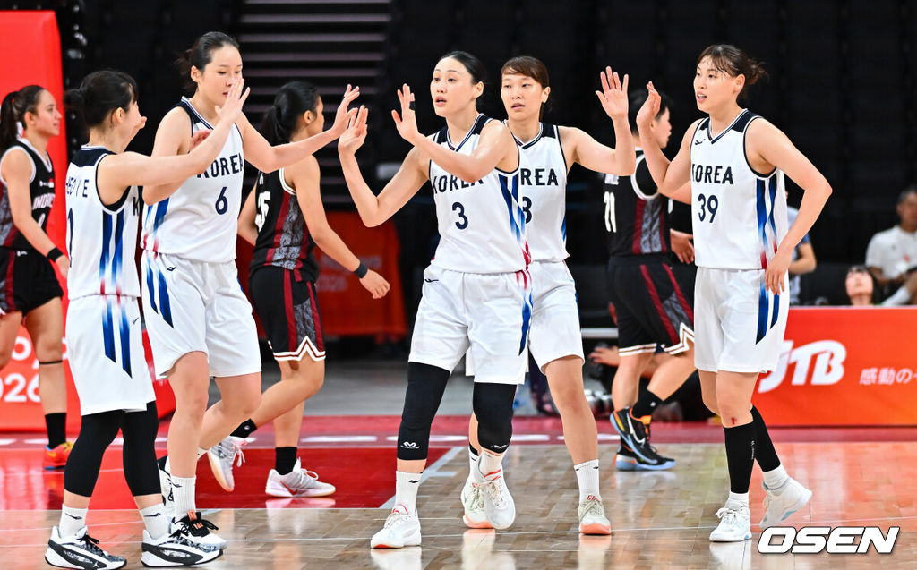 24일 일본 나고야의 아이치 인터내셔널 아레나에서 2026 아이치·나고야 아시안게임 여자농구 8강전 한국과 인도네시아의 경기가 진행됐다.박수호 감독이 이끄는 한국 여자 농구 대표팀은 2014년 이후 12년 만의 아시안게임 금메달 탈환과 남녀 동반 금메달에 도전한다.3쿼터 종료 후 농구대표팀 선수들이 하이파이브를 하고 있다.    2026.09.24 / soul1014@osen.co.kr