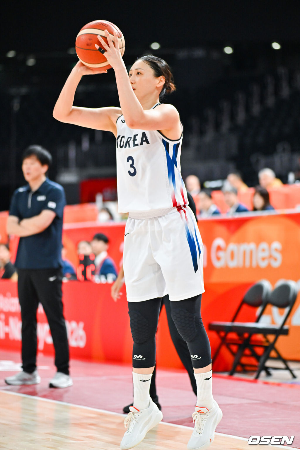 24일 일본 나고야의 아이치 인터내셔널 아레나에서 2026 아이치·나고야 아시안게임 여자농구 8강전 한국과 인도네시아의 경기가 진행됐다.박수호 감독이 이끄는 한국 여자 농구 대표팀은 2014년 이후 12년 만의 아시안게임 금메달 탈환과 남녀 동반 금메달에 도전한다.1쿼터 강이슬이 3점슛을 성공시키고 있다  2026.09.24 / soul1014@osen.co.kr