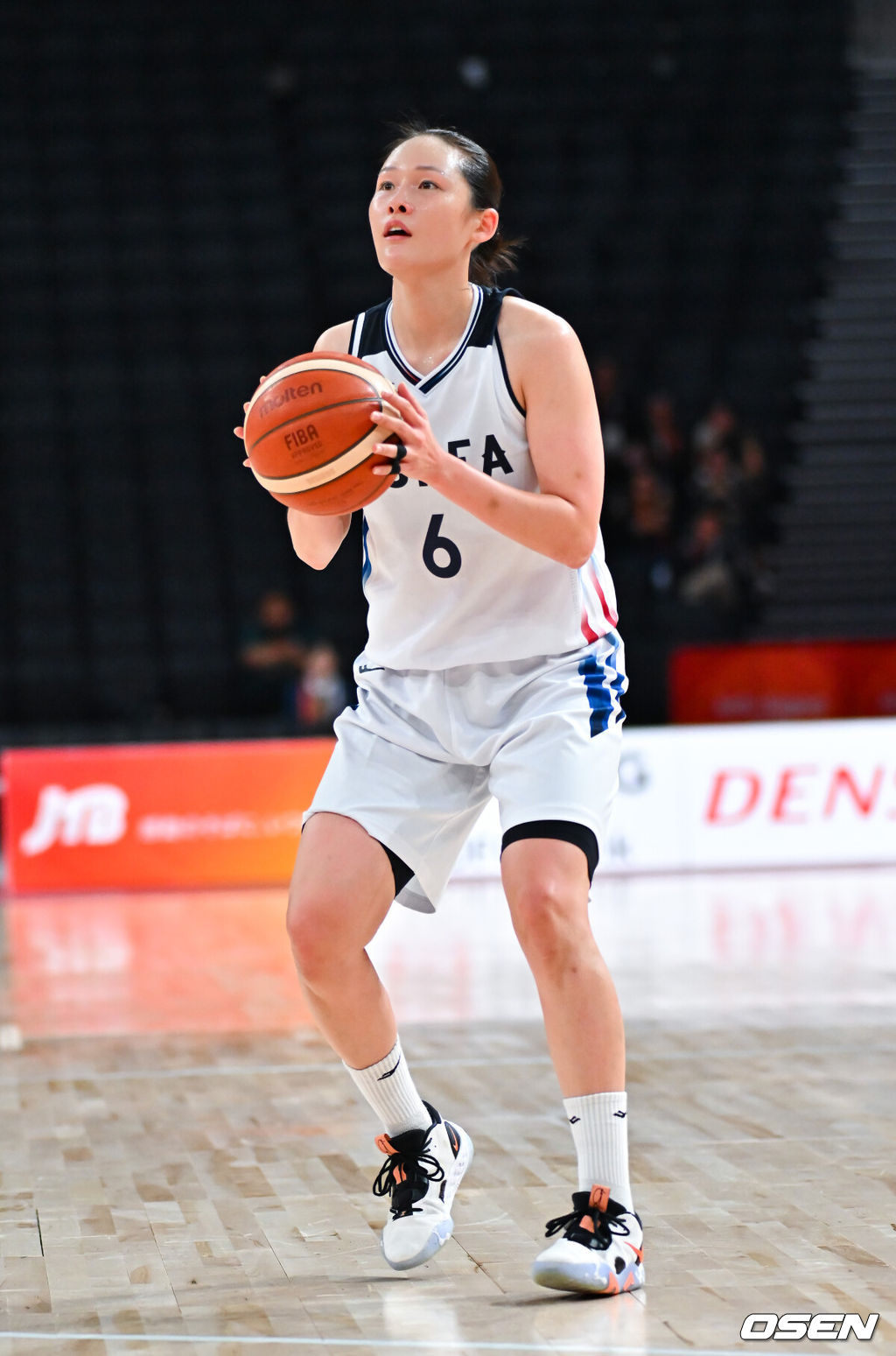 24일 일본 나고야의 아이치 인터내셔널 아레나에서 2026 아이치·나고야 아시안게임 여자농구 8강전 한국과 인도네시아의 경기가 진행됐다.박수호 감독이 이끄는 한국 여자 농구 대표팀은 2014년 이후 12년 만의 아시안게임 금메달 탈환과 남녀 동반 금메달에 도전한다.1쿼터 최이샘이 3점슛을 성공시키고 있다.  2026.09.24 / soul1014@osen.co.kr
