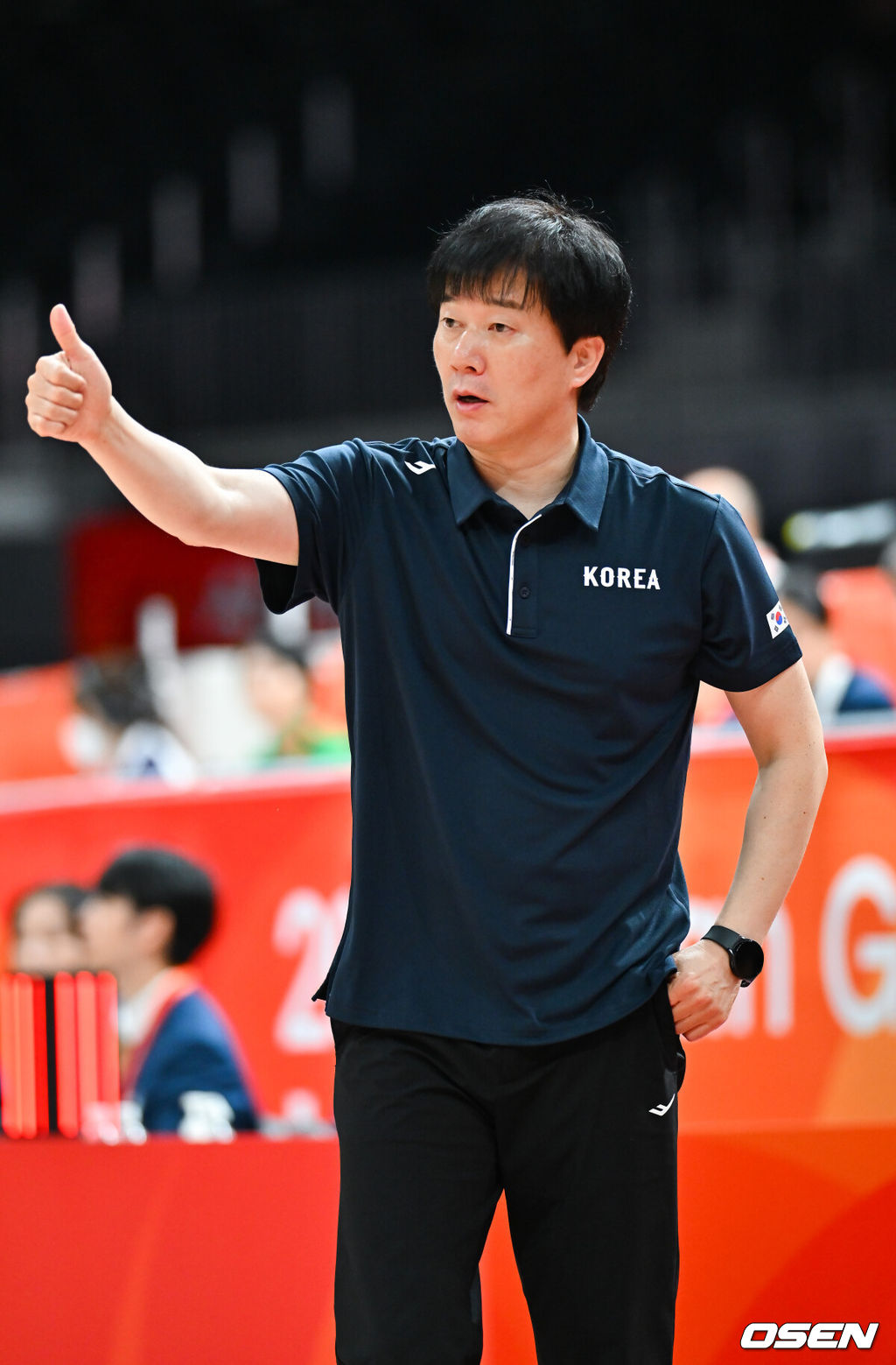 24일 일본 나고야의 아이치 인터내셔널 아레나에서 2026 아이치·나고야 아시안게임 여자농구 8강전 한국과 인도네시아의 경기가 진행됐다.박수호 감독이 이끄는 한국 여자 농구 대표팀은 2014년 이후 12년 만의 아시안게임 금메달 탈환과 남녀 동반 금메달에 도전한다.3쿼터 박수호 감독이 선수들을 독려하고 있다   2026.09.24 / soul1014@osen.co.kr