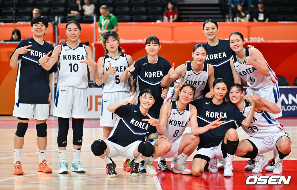 여자농구 대표팀이 24일 일본 나고야의 아이치 인터내셔널 아레나에서  열린 2026 아이치-나고야 아시안게임 8강 인도네시아와의 경기에서 101-59로 승리했다. 한국의 4강 상대는 중국과 몽골 경기의 승리이다. 경기종료 후 농구대표팀 선수들이 포즈를 취하고 있다.  2026.09.24 / soul1014@osen.co.kr