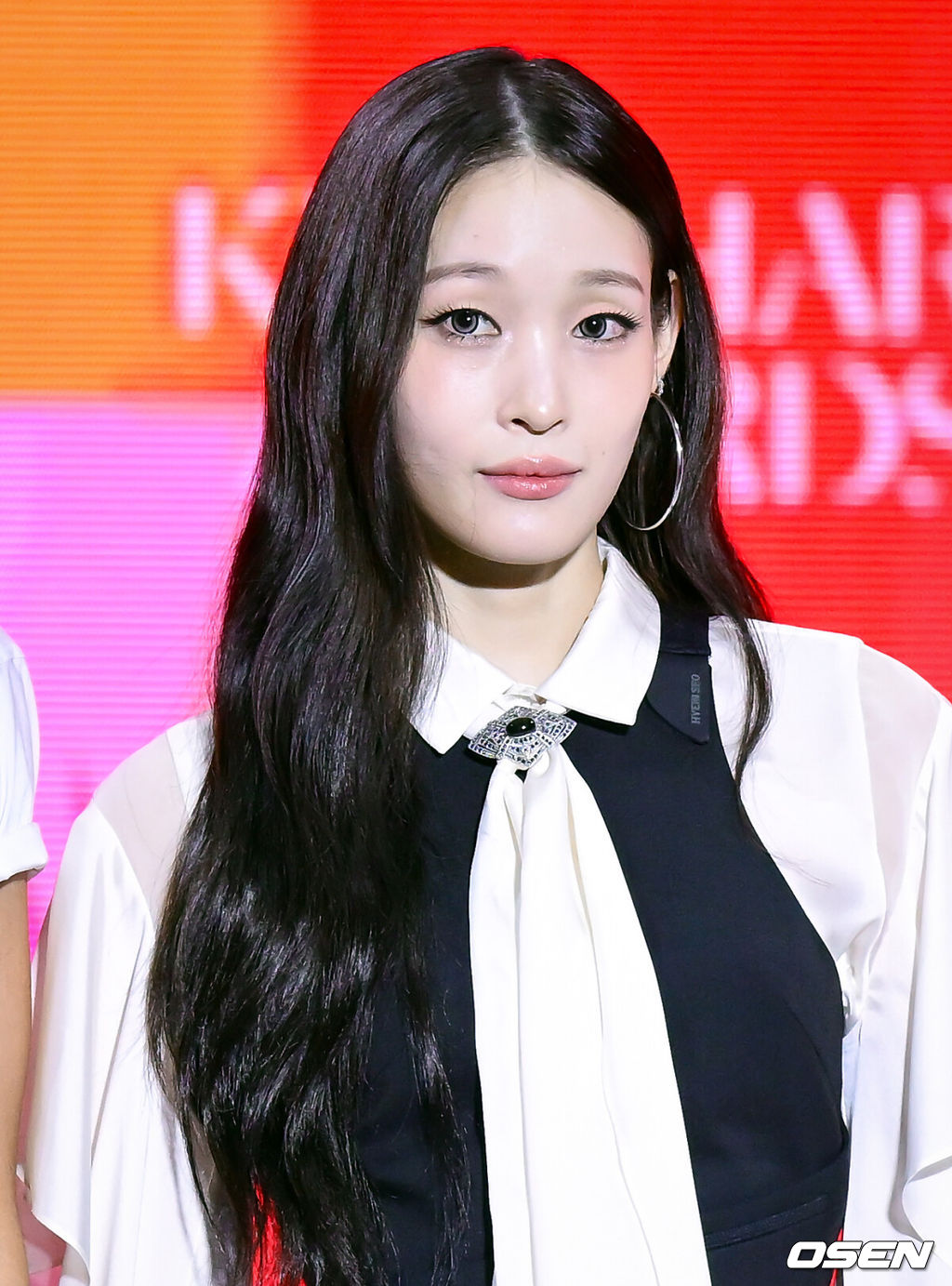 'KMA 2026' 레드카펫 행사가 25일 서울 성북구 고려대학교 화정체육관에서 열렸다.이날 라인업에는 투모로우바이투게더(TXT), 피원하모니(P1Harmony), 하이파이유니콘(Hi-Fi Un!corn), 제로베이스원(ZEROBASEONE), 82메이저(82MAJOR), 유니스(UNIS), 비비업(VVUP), 킥플립(KickFlip), 하츠투하츠(Hearts2Hearts), 뉴비트(NEWBEAT), 올데이 프로젝트(ALLDAY PROJECT), 코르티스(ALLDAY PROJECT), 알파드라이브원(ALPHA DRIVE ONE), 롱샷(LNGSHOT), 모디세이(MODYSSEY)가 이름을 올렸다.올데이프로젝트 애니가 포즈를 취하고 있다. 2026.07.25 /cej@osen.co.kr