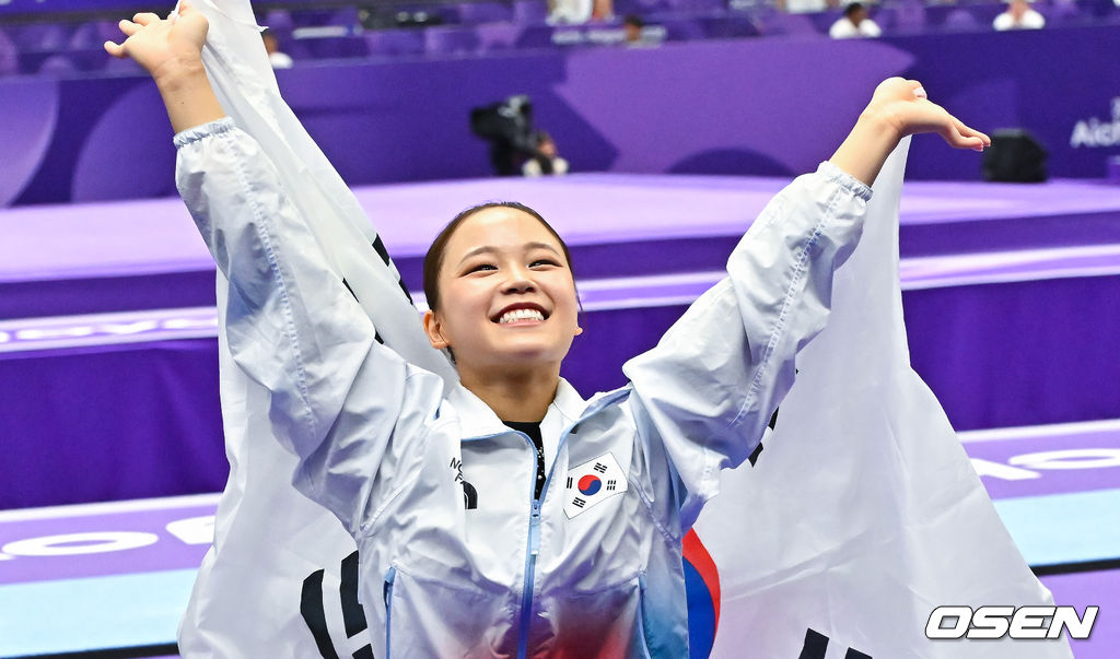 여서정이 24일 일본 나고야시 종합체육관에서 열린 2026 아이치·나고야 아시안게임 여자 도마 결선에서 평균 14.483점으로 안창옥을 제치고 금메달을 차지했다.이로써 2018년 대회에 이어 개인 통산 두 번째 금메달을 획득하며, 한국 여자 체조 최초로 아시안게임 금메달 2개를 보유한 선수가 됐다.금메달 여서정이 태극기를 두른채 미소 짓고 있다. 2026.09.24 / soul1014@osen.co.kr