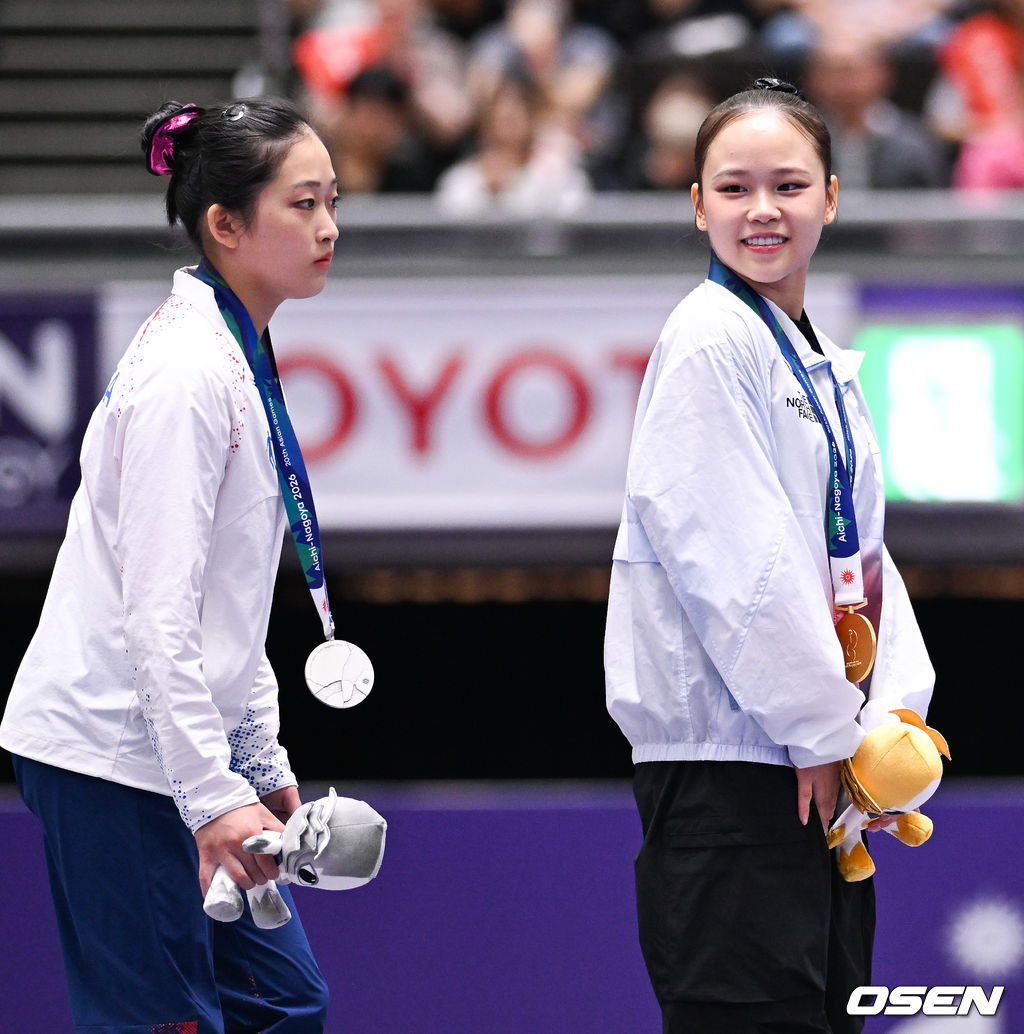 여서정이 24일 일본 나고야시 종합체육관에서 열린 2026 아이치·나고야 아시안게임 여자 도마 결선에서 평균 14.483점으로 안창옥을 제치고 금메달을 차지했다.이로써 2018년 대회에 이어 개인 통산 두 번째 금메달을 획득하며, 한국 여자 체조 최초로 아시안게임 금메달 2개를 보유한 선수가 됐다.시상식 마친 여서정이 북한 안창옥과 함께 퇴장하고 있다. 2026.09.24 / soul1014@osen.co.kr