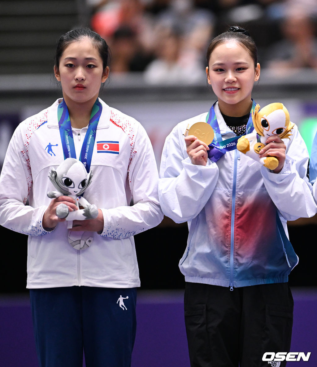 여서정이 24일 일본 나고야시 종합체육관에서 열린 2026 아이치·나고야 아시안게임 여자 도마 결선에서 평균 14.483점으로 안창옥을 제치고 금메달을 차지했다.이로써 2018년 대회에 이어 개인 통산 두 번째 금메달을 획득하며, 한국 여자 체조 최초로 아시안게임 금메달 2개를 보유한 선수가 됐다.시상식에서 북한 안창옥과 여서정이 포즈를 취하고 있다. 2026.09.24 / soul1014@osen.co.kr