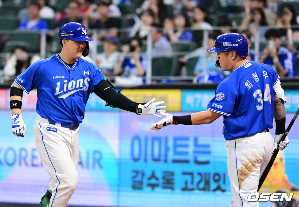 24일 인천 SSG랜더스필드에서 ‘2026 신한은행 SOL Bank KBO리그’ SSG 랜더스와 삼성 라이온즈의 경기가 열렸다.SSG은 김민준, 삼성은 후라도를 선발로 내세웠다.6회초 1사에서 삼성 전병우가 좌월 솔로포를 날리며 최형우와 기뻐하고 있다. 2026.09.24 / jpnews@osen.co.kr