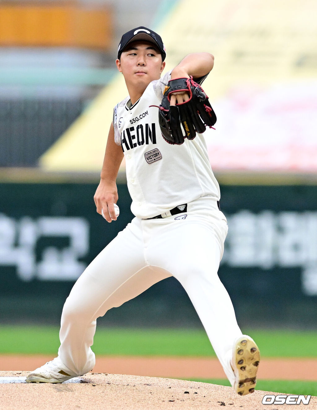 24일 인천 SSG랜더스필드에서 ‘2026 신한은행 SOL Bank KBO리그’ SSG 랜더스와 삼성 라이온즈의 경기가 열렸다.SSG은 김민준, 삼성은 후라도를 선발로 내세웠다.1회초 SSG 김민준이 역투하고 있다. 2026.09.24 / jpnews@osen.co.kr
