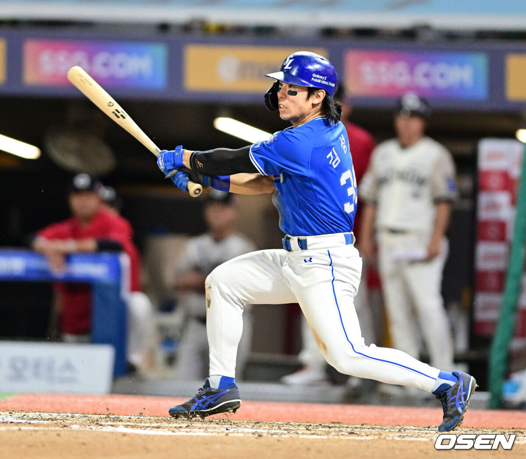 24일 인천 SSG랜더스필드에서 ‘2026 신한은행 SOL Bank KBO리그’ SSG 랜더스와 삼성 라이온즈의 경기가 열렸다.SSG은 김민준, 삼성은 후라도를 선발로 내세웠다.6회말 1사 1,2루에서 삼성 김성윤이 좌전 안타를 날리고 있다. 2026.09.24 / jpnews@osen.co.kr