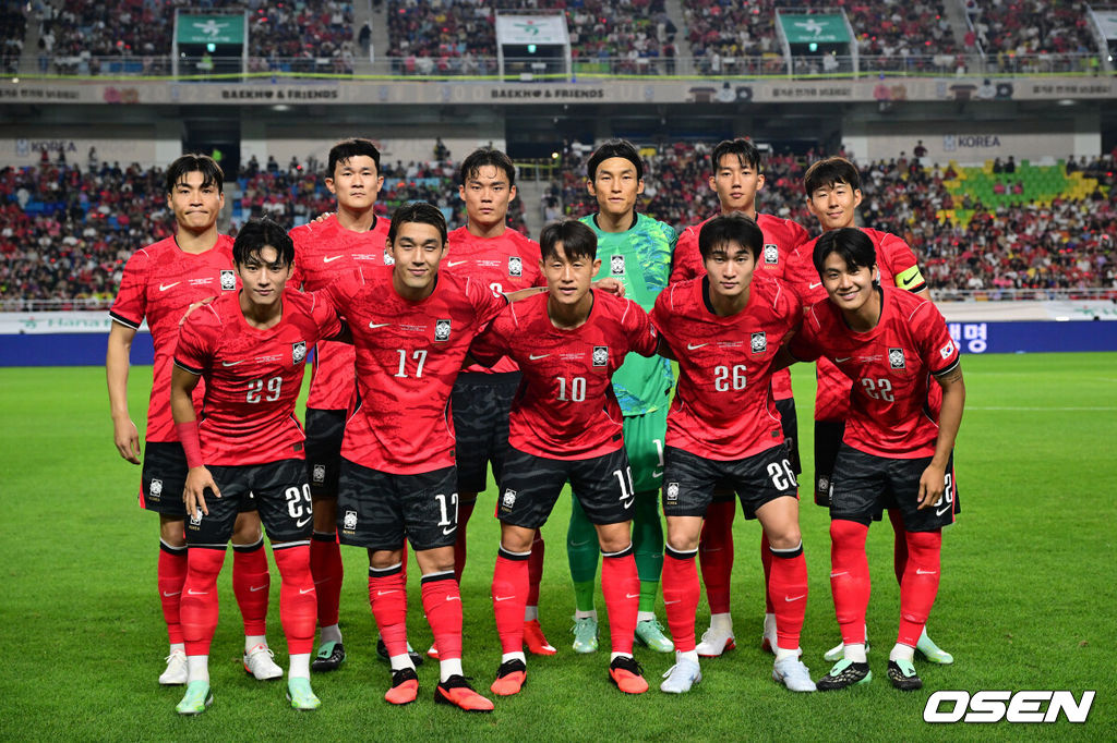 로베르트 모레노 감독이 이끄는 대한민국 축구대표팀이 24일 수원월드컵경기장에서 에콰도르와 친선경기를 가졌다.이날 경기는 모레노 감독의 대한민국 축구대표팀 데뷔전으로 임시 감독의 계약 기간은 오는 11월 27일까지다. A매치 6경기를 치른 뒤 성적과 경기 내용을 바탕으로 계약 연장 여부가 결정된다.에콰도르전 베스트11이 포즈를 취하고 있다. 2026.09.24 /cej@osen.co.kr