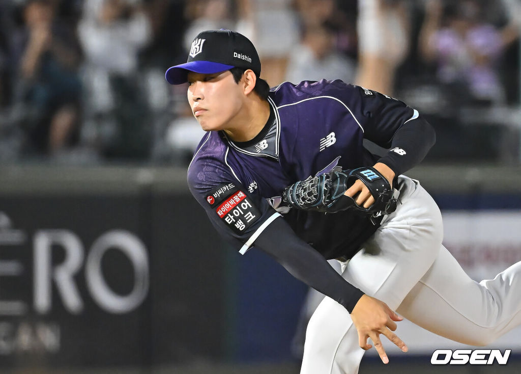 10일 부산 사직야구장에서 2026 신한 SOL KBO 리그 롯데 자이언츠와 KT 위즈의 경기가 열렸다. 홈팀 롯데는 비슬리가, 방문팀 KT는 배제성이 선발 출전했다.KT 위즈 김정운이 역투하고 있다. 2026.09.10 / foto0307@osen.co.kr