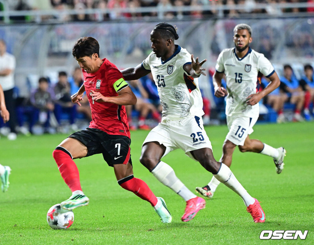 로베르트 모레노 감독이 이끄는 대한민국 축구대표팀이 24일 수원월드컵경기장에서 에콰도르와 친선경기를 가졌다.이날 경기는 모레노 감독의 대한민국 축구대표팀 데뷔전으로 임시 감독의 계약 기간은 오는 11월 27일까지다. A매치 6경기를 치른 뒤 성적과 경기 내용을 바탕으로 계약 연장 여부가 결정된다.전반 한국 손흥민이 돌파를 펼치고 있다. 2026.09.24 / dreamer@osen.co.kr