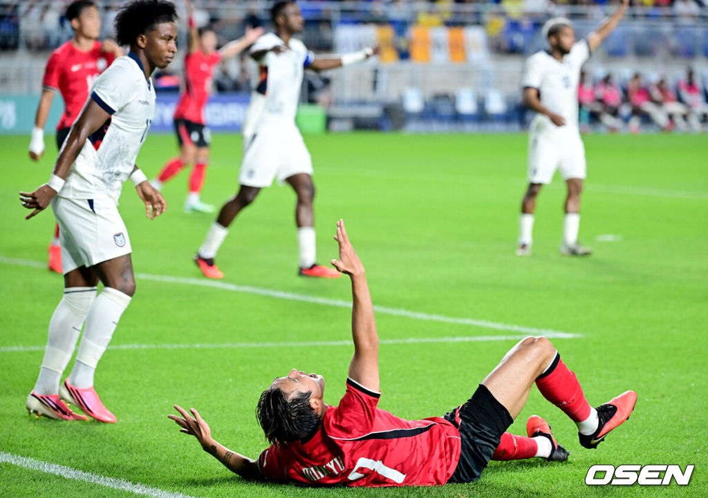 로베르트 모레노 감독이 이끄는 대한민국 축구대표팀이 24일 수원월드컵경기장에서 에콰도르와 친선경기를 가졌다.이날 경기는 모레노 감독의 대한민국 축구대표팀 데뷔전으로 임시 감독의 계약 기간은 오는 11월 27일까지다. A매치 6경기를 치른 뒤 성적과 경기 내용을 바탕으로 계약 연장 여부가 결정된다.전반 한국 송민규가 드리블 돌파 중 상대와 경합을 펼치다 넘어진 뒤 아쉬워하고 있다. 2026.09.24 / dreamer@osen.co.kr
