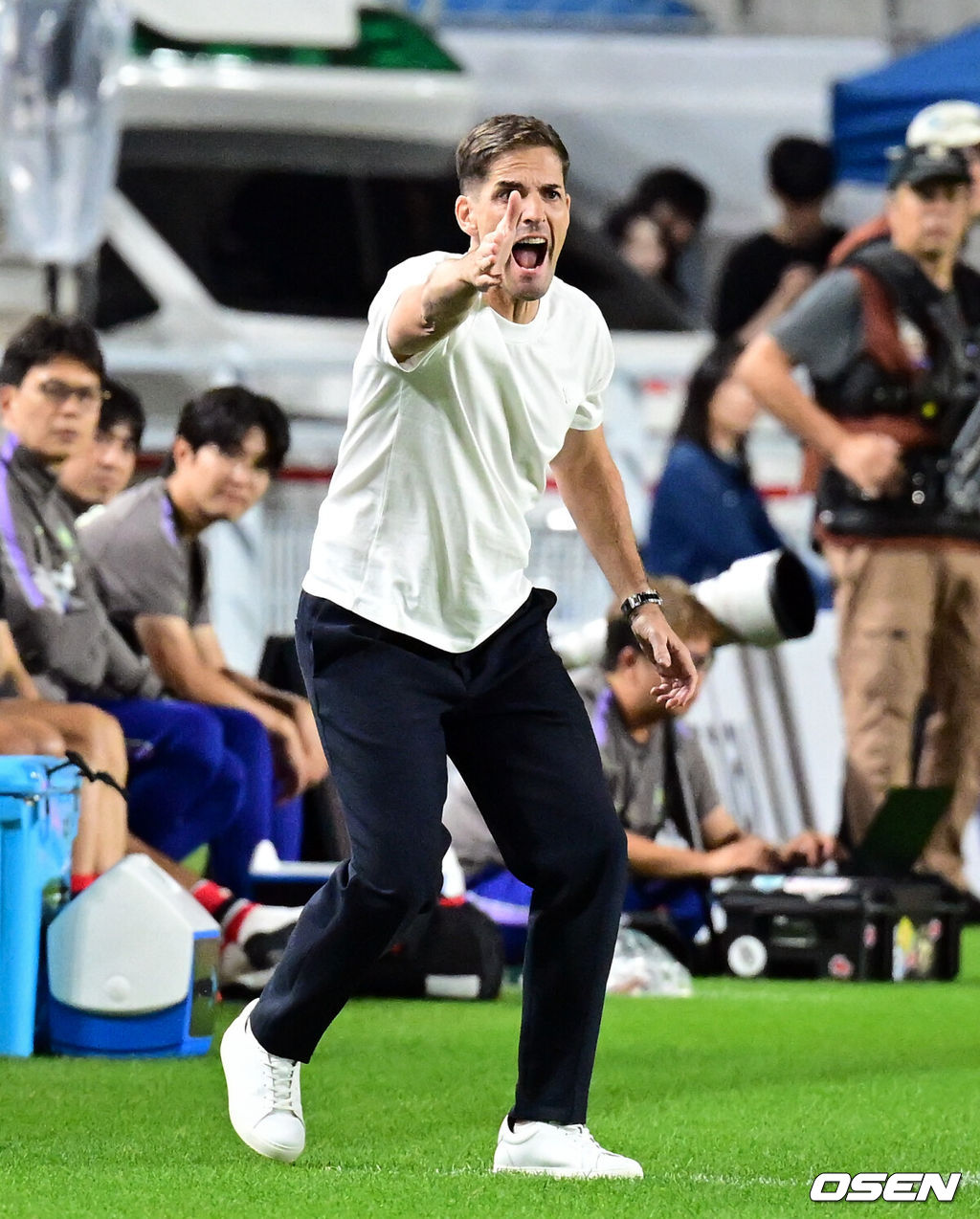 로베르트 모레노 감독이 이끄는 대한민국 축구대표팀이 24일 수원월드컵경기장에서 에콰도르와 친선경기를 가졌다.이날 경기는 모레노 감독의 대한민국 축구대표팀 데뷔전으로 임시 감독의 계약 기간은 오는 11월 27일까지다. A매치 6경기를 치른 뒤 성적과 경기 내용을 바탕으로 계약 연장 여부가 결정된다.전반 대한민국 모레노 감독이 작전을 지시하고 있다. 2026.09.24 /cej@osen.co.kr
