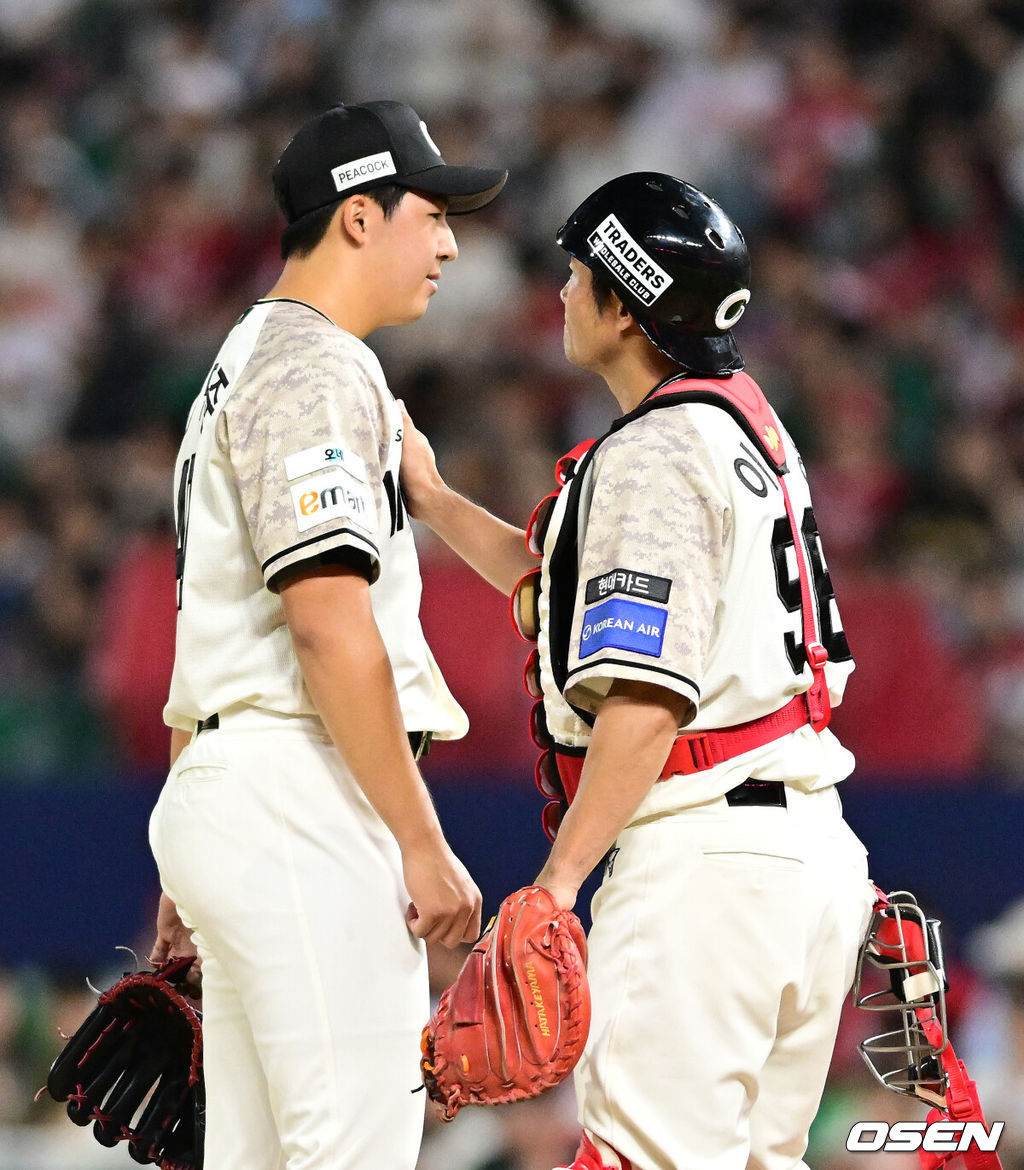 24일 인천 SSG랜더스필드에서 ‘2026 신한은행 SOL Bank KBO리그’ SSG 랜더스와 삼성 라이온즈의 경기가 열렸다.SSG은 김민준, 삼성은 후라도를 선발로 내세웠다.6회말 1사 1,2루에서 SSG 김민준이 교체되고 있다. 격려하는 이지영. 2026.09.24 / jpnews@osen.co.kr