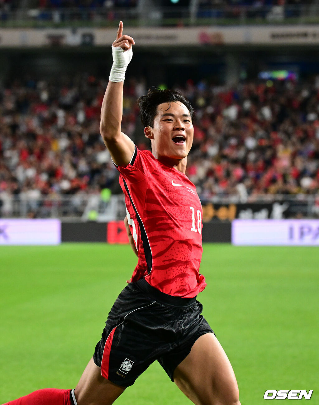 로베르트 모레노 감독이 이끄는 대한민국 축구대표팀이 24일 수원월드컵경기장에서 에콰도르와 친선경기를 가졌다.이날 경기는 모레노 감독의 대한민국 축구대표팀 데뷔전으로 임시 감독의 계약 기간은 오는 11월 27일까지다. A매치 6경기를 치른 뒤 성적과 경기 내용을 바탕으로 계약 연장 여부가 결정된다.후반 대한민국 오현규가 선제골 세리머니를 하고 있다. 2026.09.24 /cej@osen.co.kr