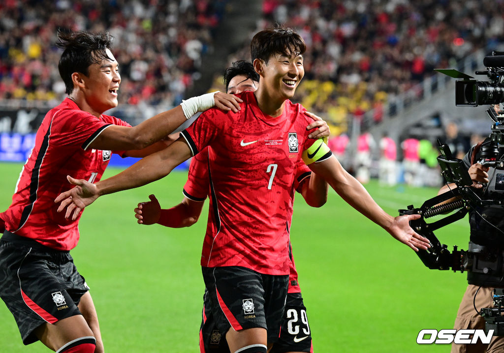 로베르트 모레노 감독이 이끄는 대한민국 축구대표팀이 24일 수원월드컵경기장에서 에콰도르와 친선경기를 가졌다.이날 경기는 모레노 감독의 대한민국 축구대표팀 데뷔전으로 임시 감독의 계약 기간은 오는 11월 27일까지다. A매치 6경기를 치른 뒤 성적과 경기 내용을 바탕으로 계약 연장 여부가 결정된다.후반 대한민국 손흥민이 추가골을 넣은 뒤 날린 뒤 오현규와 기뻐하고 있다. 2026.09.24 /cej@osen.co.kr