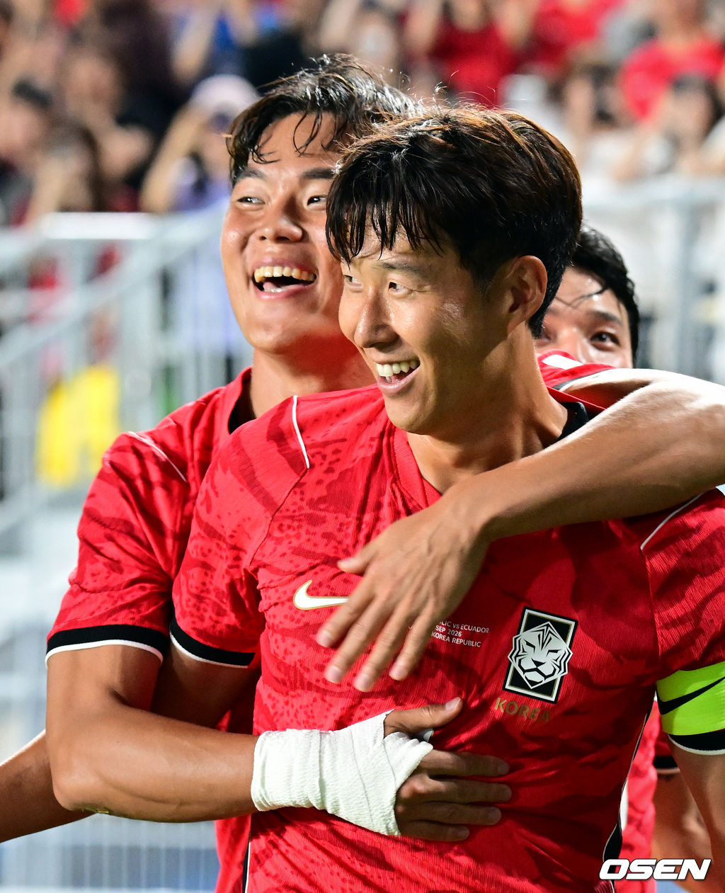 로베르트 모레노 감독이 이끄는 대한민국 축구대표팀이 24일 수원월드컵경기장에서 에콰도르와 친선경기를 가졌다.이날 경기는 모레노 감독의 대한민국 축구대표팀 데뷔전으로 임시 감독의 계약 기간은 오는 11월 27일까지다. A매치 6경기를 치른 뒤 성적과 경기 내용을 바탕으로 계약 연장 여부가 결정된다.후반 대한민국 손흥민이 추가골을 넣은 뒤 날린 뒤 오현규와 기뻐하고 있다. 2026.09.24 /cej@osen.co.kr