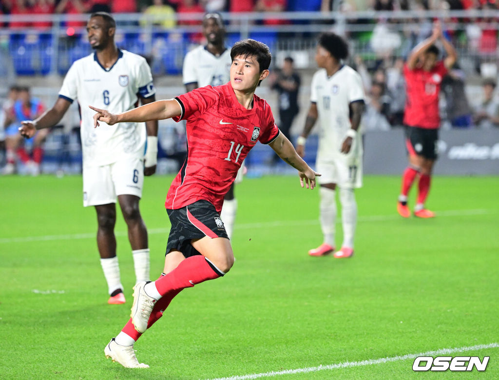 로베르트 모레노 감독이 이끄는 대한민국 축구대표팀이 24일 수원월드컵경기장에서 에콰도르와 친선경기를 가졌다.이날 경기는 모레노 감독의 대한민국 축구대표팀 데뷔전으로 임시 감독의 계약 기간은 오는 11월 27일까지다. A매치 6경기를 치른 뒤 성적과 경기 내용을 바탕으로 계약 연장 여부가 결정된다.후반 한국 이동경이 팀 세번째 골을 작렬시킨 뒤 기뻐하고 있다. 2026.09.24 / dreamer@osen.co.kr