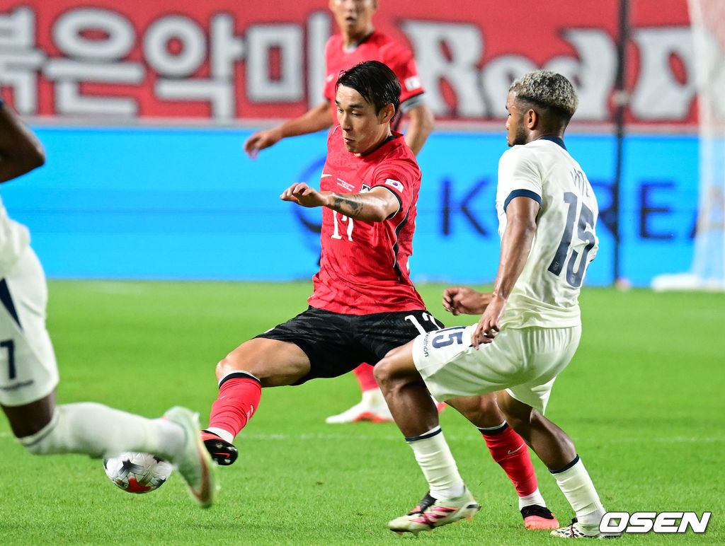 로베르트 모레노 감독이 이끄는 대한민국 축구대표팀이 24일 수원월드컵경기장에서 에콰도르와 친선경기를 가졌다.이날 경기는 모레노 감독의 대한민국 축구대표팀 데뷔전으로 임시 감독의 계약 기간은 오는 11월 27일까지다. A매치 6경기를 치른 뒤 성적과 경기 내용을 바탕으로 계약 연장 여부가 결정된다.전반 대한민국 송민규가 돌파를 하고 있다. 2026.09.24 /cej@osen.co.kr