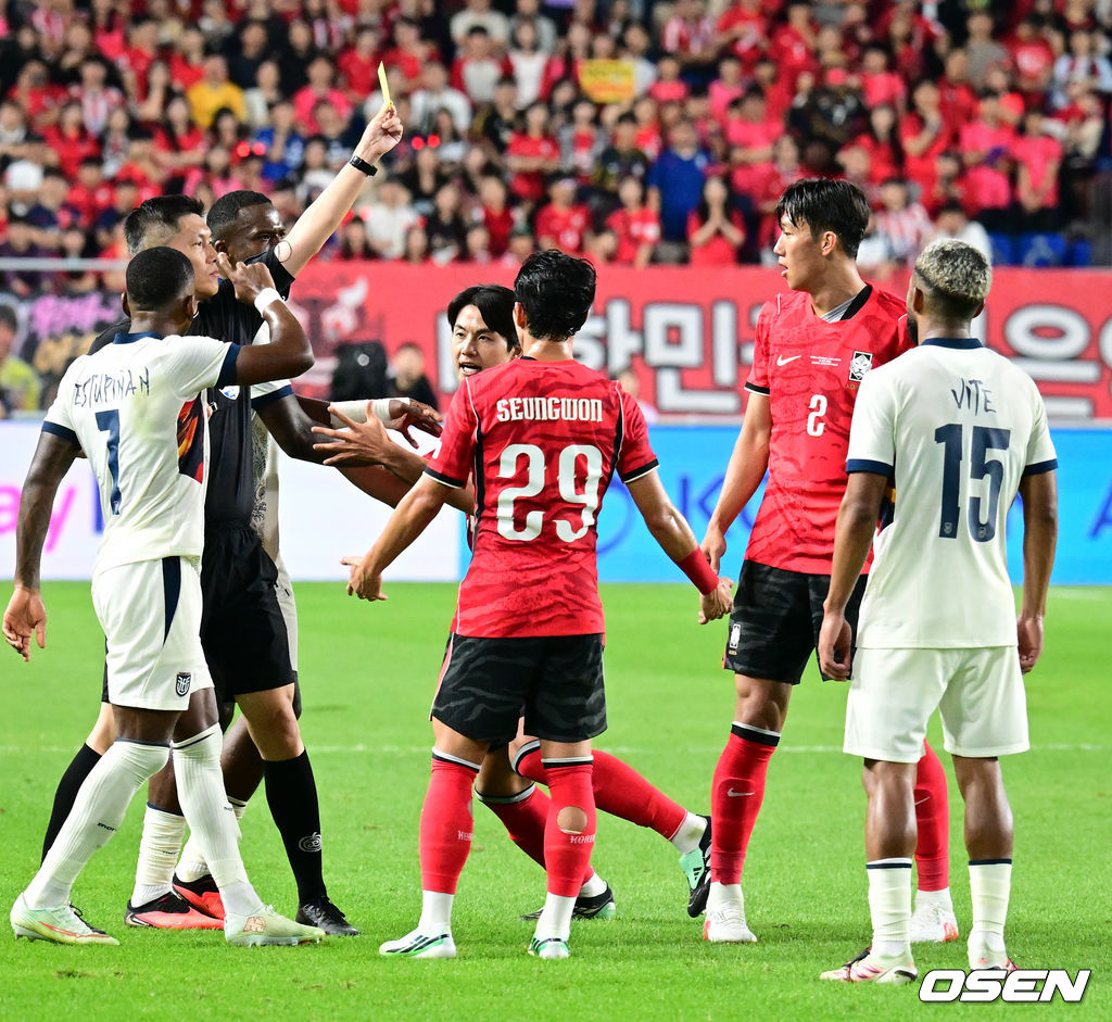 로베르트 모레노 감독이 이끄는 대한민국 축구대표팀이 24일 수원월드컵경기장에서 에콰도르와 친선경기를 가졌다.이날 경기는 모레노 감독의 대한민국 축구대표팀 데뷔전으로 임시 감독의 계약 기간은 오는 11월 27일까지다. A매치 6경기를 치른 뒤 성적과 경기 내용을 바탕으로 계약 연장 여부가 결정된다.전반 대한민국 이한범이 옐로카드를 받고 있다. 2026.09.24 /cej@osen.co.kr