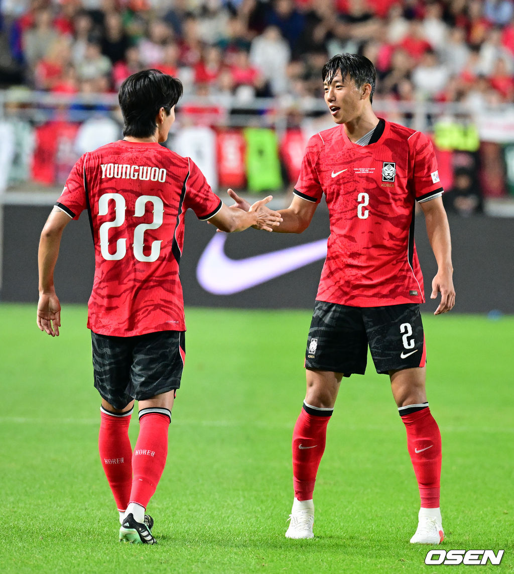 로베르트 모레노 감독이 이끄는 대한민국 축구대표팀이 24일 수원월드컵경기장에서 에콰도르와 친선경기를 가졌다.이날 경기는 모레노 감독의 대한민국 축구대표팀 데뷔전으로 임시 감독의 계약 기간은 오는 11월 27일까지다. A매치 6경기를 치른 뒤 성적과 경기 내용을 바탕으로 계약 연장 여부가 결정된다.전반 대한민국 설영우, 이한범이 에콰도르 파울에 기뻐하고 있다. 2026.09.24 /cej@osen.co.kr