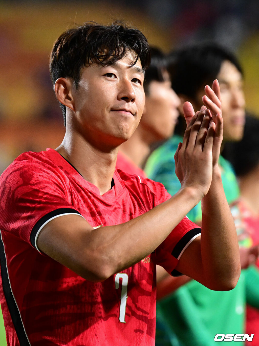 최고의 출발이다. 한국 축구가 로베르토 모레노 감독의 데뷔전을 대승으로 장식했다. 전반엔 다소 답답했지만, 후반에만 3골을 터트리며 180도 달라진 모습을 보여줬다.모레노 임시 감독이 이끄는 대한민국 축구대표팀(FIFA 랭킹 32위)은 24일 오후 8시 수원월드컵경기장에서 열린 9월 A매치 평가전에서 에콰도르(FIFA 랭킹 25위)를 3-0으로 제압했다. 모레노호는 마찬가지로 마르셀로 가야르도 감독의 데뷔전이었던 에콰도르를 제물 삼아 기분 좋게 첫 단추를 끼웠다.대한민국 손흥민이 관중을 향해 인사를 하고 있다. 2026.09.24 /cej@osen.co.kr